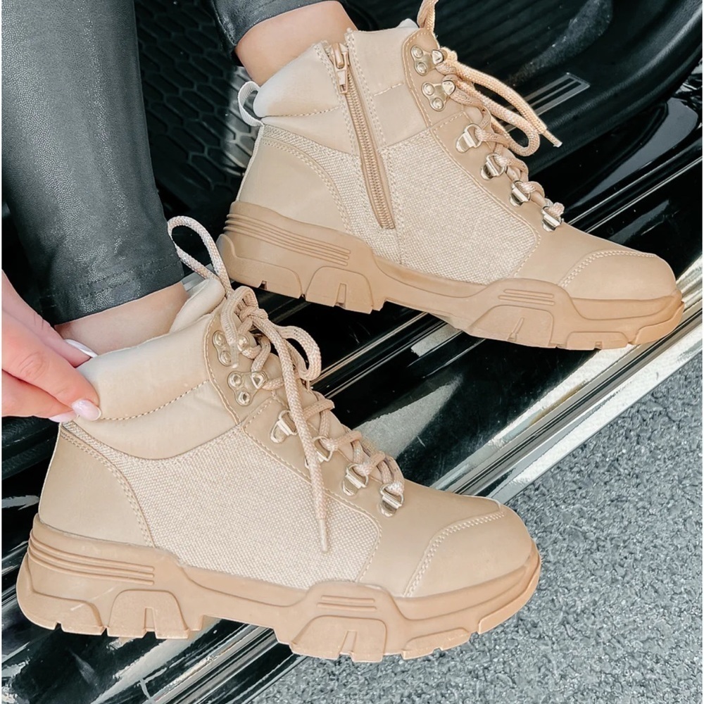 Soda NanaMacs Nude Aspen Adventures Lace Up Booties Size 10